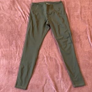 Old Navy Leggings with pockets and mesh detail 
size medium